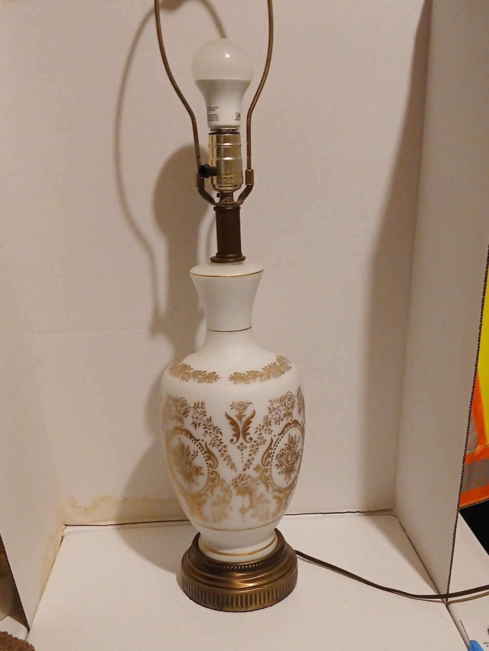 Vintage Mcm Hollywood Regency White and Gold Floral Accent Table Lamp - Vintage